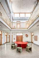 Atrium des Rathauses mit rundem rotem Tisch