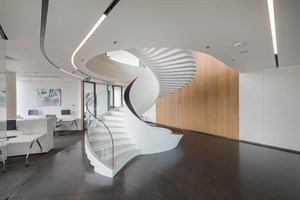 Blick auf die Wendeltreppe von der Lounge in Masaryk Centre