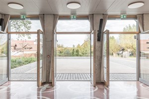 Blick von der Eingangslobby des Rathauses in die Umgebung