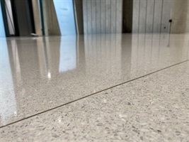 Detail des gegossenen Terrazzobodens mit Dehnungsfuge in Holport