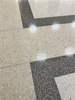 Detail eines schwarzen Streifens mit Biegung im Terrazzoboden