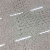 Detail von gegossenem Terrazzo mit eingelassenen Lichtlinien