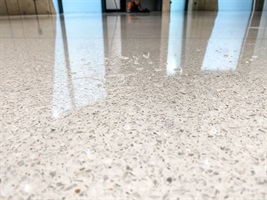 Detail von gegossenem Terrazzo mit Natursteinsplitt und Fensterspiegelungen