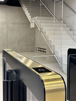 Drehkreuze und Treppe in der Eingangslobby