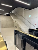 Eingangslobby mit Drehkreuzen und Treppe