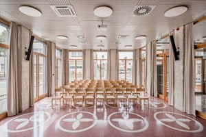 Festsaal des Rathauses mit ornamentalem Terrazzoboden