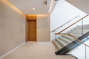 Flur mit Treppe und Glasgeländer in Rezidence Churchill