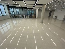 Geräumige Fakultätshalle mit Lichtlinien im Boden