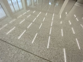 Glänzender gegossener Terrazzoboden mit eingelassenen Leuchten