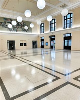 Halle mit eingelegten schwarzen Streifen im Terrazzoboden