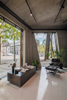 Lounge in Holport mit hellem Terrazzoboden