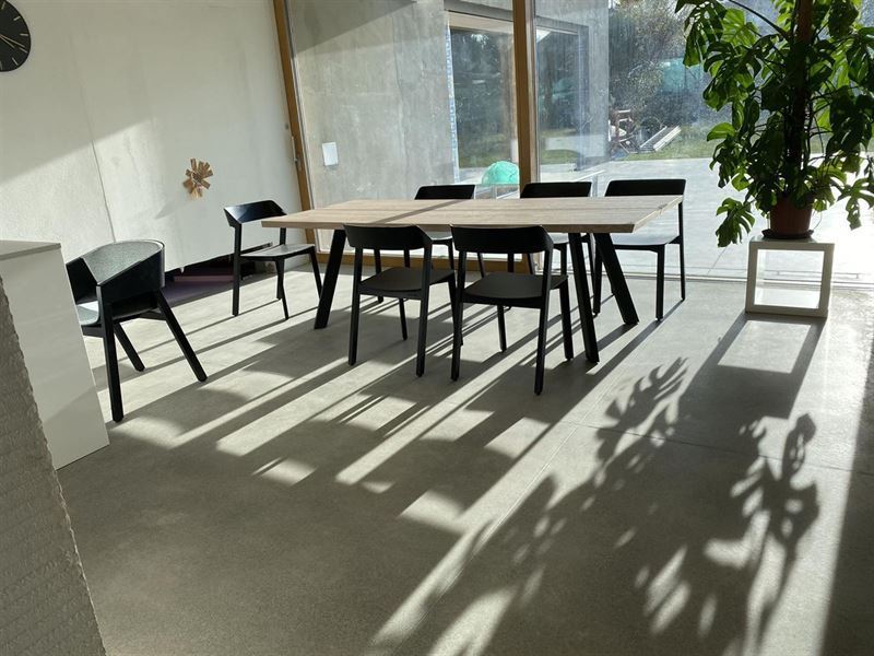 Polierter Betonboden im Essbereich mit Tisch und Stühlen
