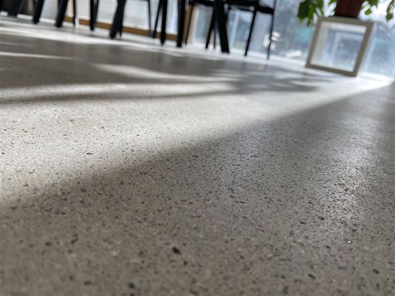 Polierter Betonboden in einem hellen Raum, Oberflächendetail