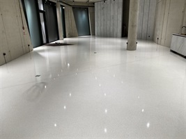 Polierter Terrazzoboden in der geräumigen Lobby von Holport