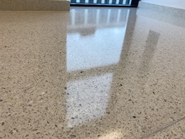 Polierter Terrazzoboden mit Lichtreflexen in Rezidence Churchill