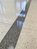 Schwarzer Streifen in weißem gegossenem Terrazzoboden - Detail