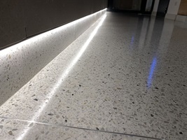 Terrazzoboden mit hinterleuchteter Fuge in Rezidence Churchill