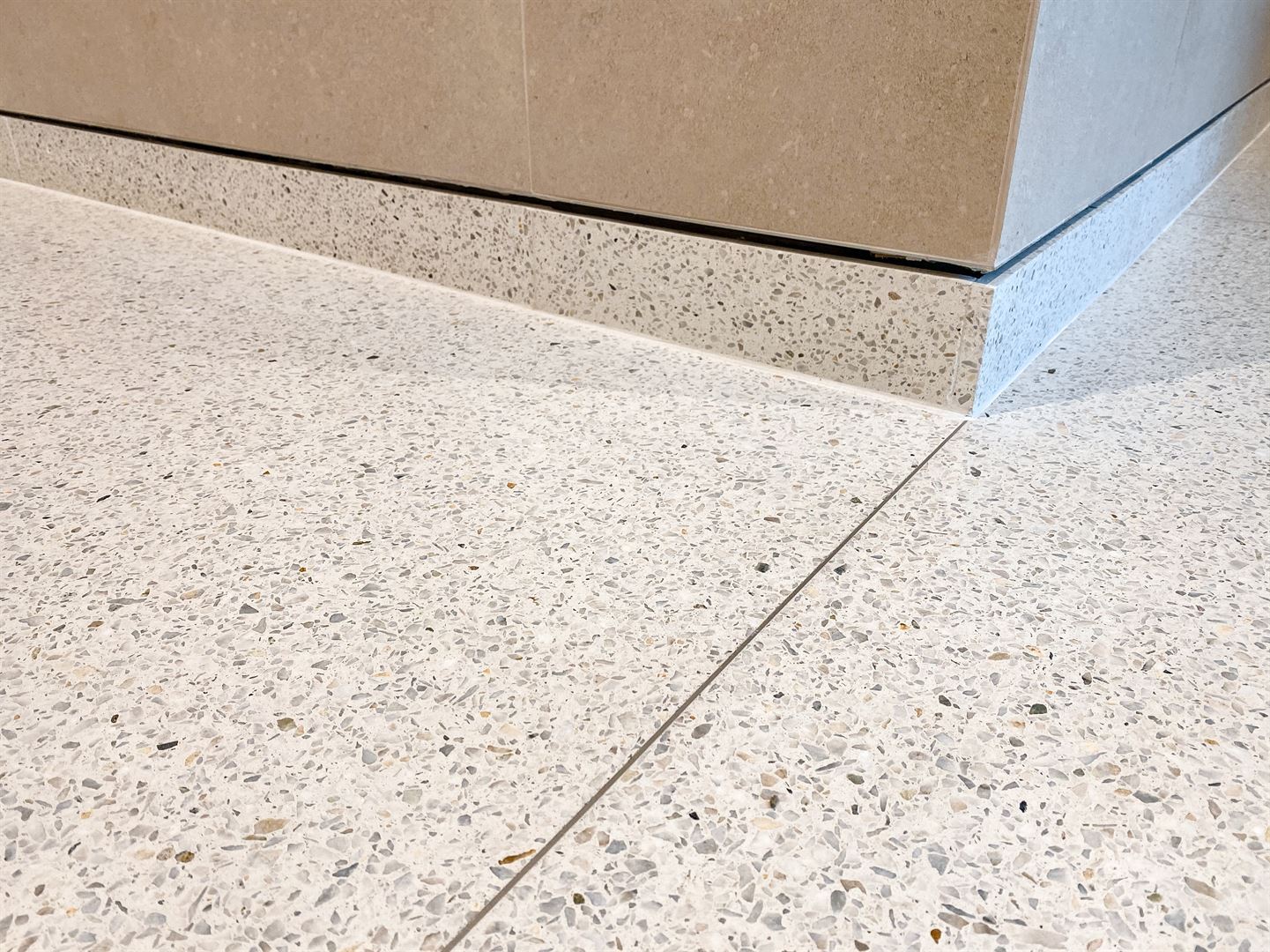 Terrazzosockel mit abgeschrägter Kante an zweifarbigem Wandsockel