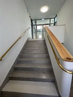Terrazzotreppe mit Holzhandlauf
