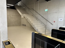 Treppe mit Glasgeländer und Drehkreuzen in Smíchov City Sever