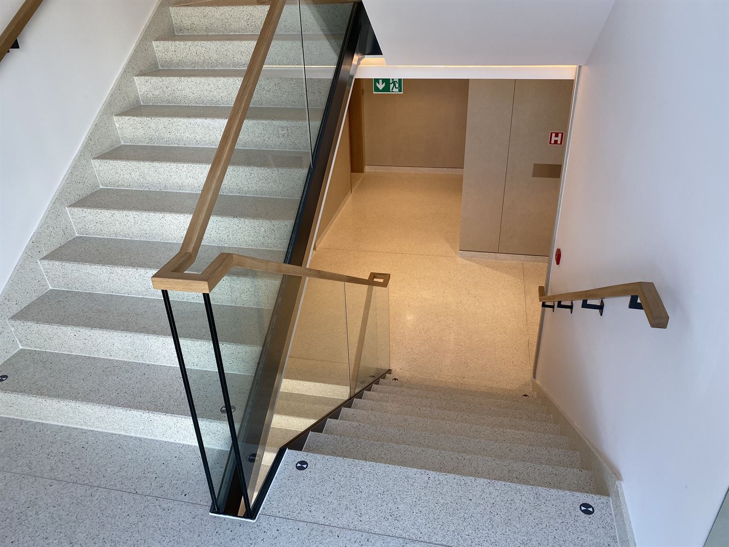 Terrazzotreppen Treppe mit Terrazzostufen und Glasgeländer