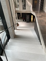 Treppe und Glaswand in Holport