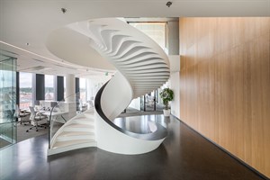 Weiße Wendeltreppe in den Büros von Masaryk Centre