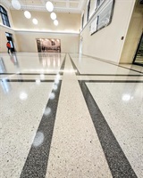 Weißer Terrazzoboden mit schwarzen Streifen in der Bahnhofshalle