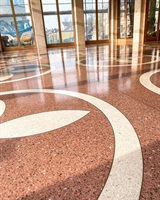 Weißes Blattornament in rotem Terrazzo - Draufsicht