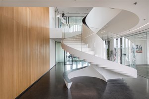 Wendeltreppe mit Holzverkleidung in Masaryk Centre