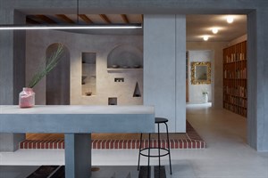Betonkücheninsel mit Vase und gewölbten Nischen in der Wohnung Ovenecká