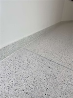 Detail des gegossenen Terrazzobodens und Sockels in der Schule