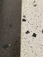 Detail von gegossenem Terrazzo mit weißem und schwarzem Natursteinsplitt