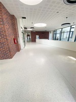 Eingangslobby der Schule mit gegossenem Terrazzoboden
