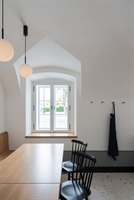 Fenster und schwarzer Stuhl im Café Noutonice