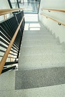 Rampe und Treppe mit Terrazzoboden