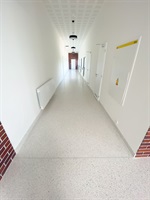 Schulflur mit gegossenem Terrazzoboden
