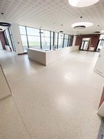 Schulhalle mit gegossenem Terrazzoboden