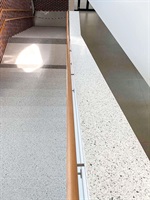 Terrazzoboden und Sockel an der Treppe
