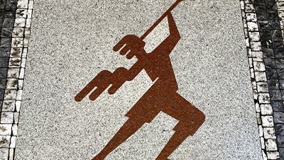 Kamenná dlažba s rezavě hnědým obrazcem – práce s přírodním kamenem