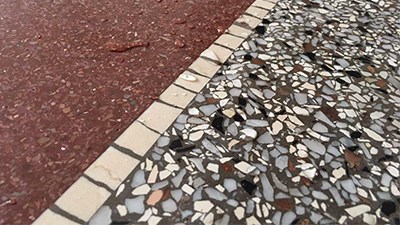 Renovace teraca – červená plocha s lemem z valounů
