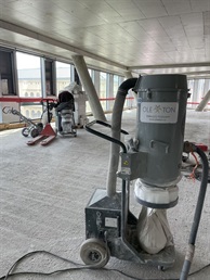 Bruska s odsáváním prachu při broušení lité terrazzo podlahy
