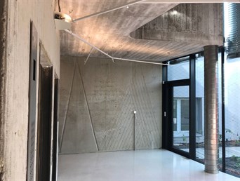 Budova při realizaci lité teracové podlahy