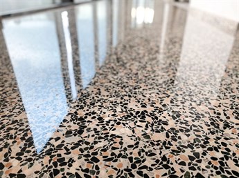Detail tmavé leštěné lité terrazzo podlahy