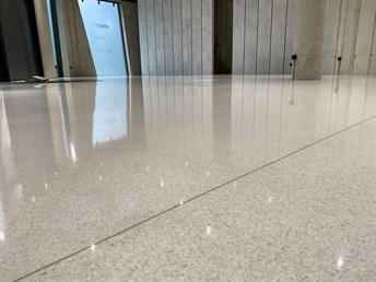 Dilatační spára v lité terrazzo podlaze
