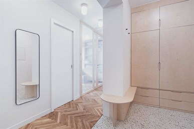 Dřevěná vložka ve vzoru rybí kosti v lité terrazzo podlaze