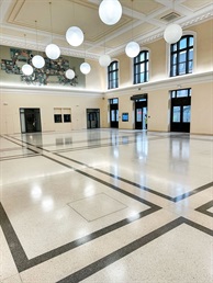 Hala s černými pruhy v lité terrazzo podlaze
