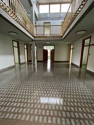 Hala s grafickým vzorem v lité terrazzo podlaze