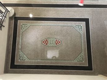 Orámovaný ornament v lité terrazzo podlaze při pohledu shora