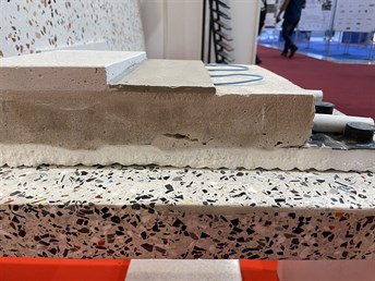Řez vrstvou lité terrazzo podlahy – detail okraje